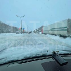 Видео: На Мамадышском тракте из-за непогоды фуры второй день блокируют выезд из Казани
