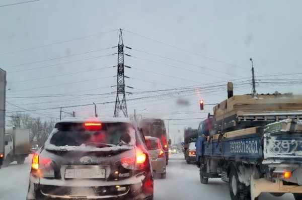 Казань встала в чудовищных пробках – пассажиры ринулись в метро
Казань встала в чудовищных пробках – пассажиры ринулись в метро