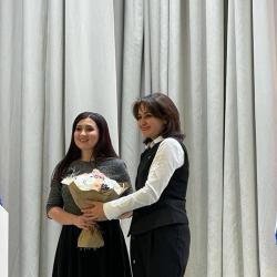 Лейла Фазлеева вручила Дине Закировой звание Заслуженного артиста Татарстана Лейла Фазлеева вручила Дине Закировой звание Заслуженного артиста Татарстана