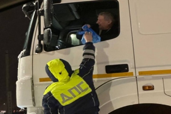 Более 200 сухпайков раздали водителям в Татарстане на трассе М-7
Более 200 сухпайков раздали водителям в Татарстане на трассе М-7