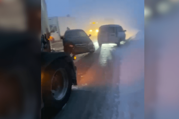 
        &laquo;Едут на красный, идут пешком по дорогам&raquo;. Как казанцы сражаются со стихией    