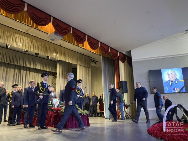 В Казани прощаются с экс-замминистра внутренних дел РТ Рафилом Нугумановым В Казани прощаются с экс-замминистра внутренних дел РТ Рафилом Нугумановым