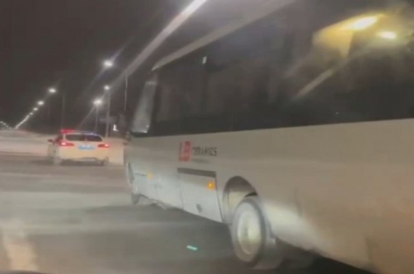 
        Автобус с детьми из Уфы вызволили из снежного плена в Татарстане    