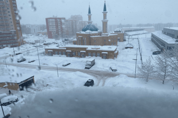 
        Дело рук самих утопающих. Как Казань противостоит аномальному снегопаду    