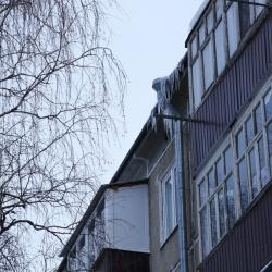 В Казани на ребенка упал снег с крыши дома, прокуратура начала проверку