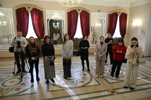 В театре Тинчурина состоялся пресс-тур для журналистов и блогеров по случаю 35-летнего юбилея оркестра театра (ФОТО)