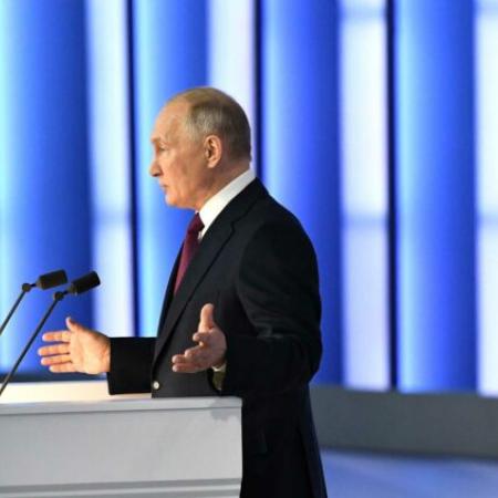 Путин подписал закон, запрещающий увольнять одинокого родителя с ребенком