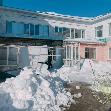 Из-за схода снега с крыши школы в Дрожжановском районе пострадал ребенок