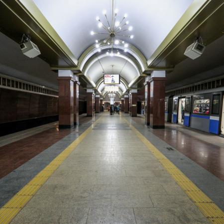 В казанском метро пассажирка упала на рельсы В казанском метро пассажирка упала на рельсы