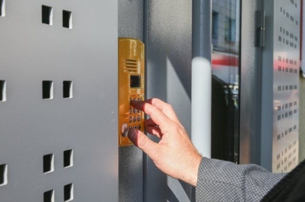 В Казани умный домофон поздравлял женщин с 8 марта голосом Путина
В Казани умный домофон поздравлял женщин с 8 марта голосом Путина