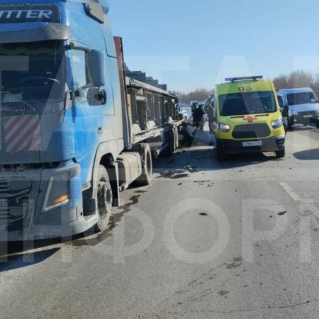 Три человека пострадали во влетевшей в фуру легковушке под Альметьевском