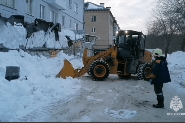 
        МЧС закончили поиски людей под завалами козырька кровли в Дербышках    