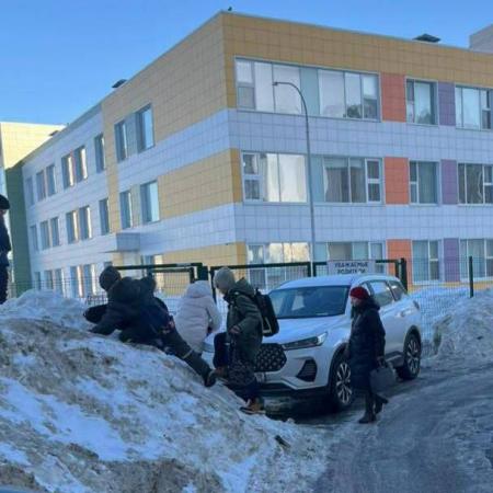 Школьникам в Казани пришлось лезть на 2-метровый сугроб из-за перекрывшей проход автоледи