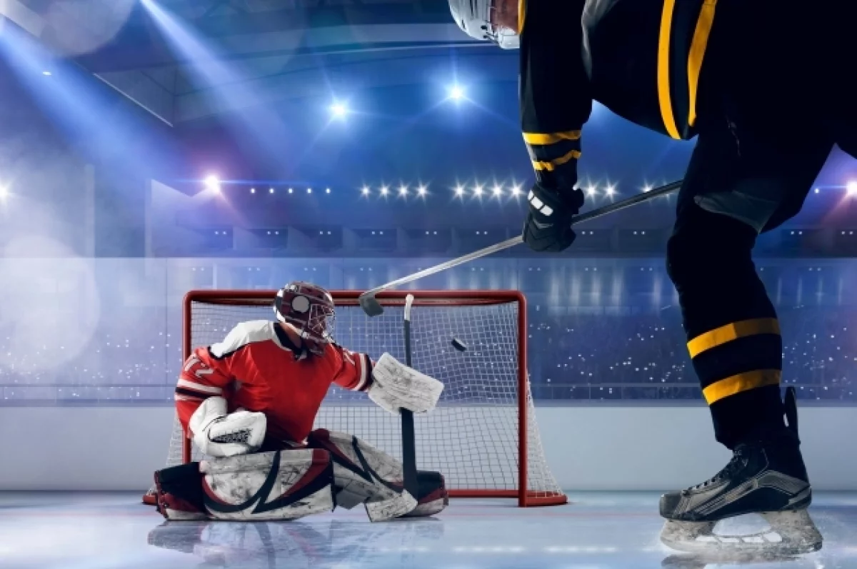 
        Хоккеиста &laquo;Нефтяника&raquo; увезли на носилках после потери сознания на льду    