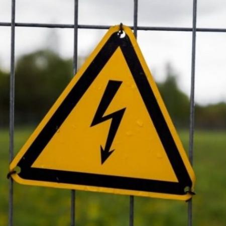 В Татарстане отец и 7-летний сын едва не погибли в луже от разряда током