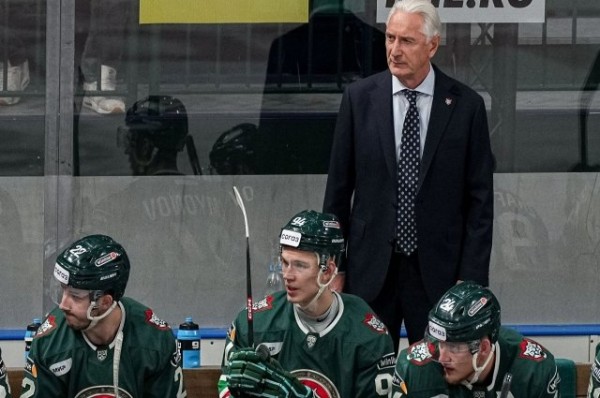 
        Хоккеиста &laquo;Нефтяника&raquo; увезли на носилках после потери сознания на льду    