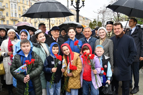 Телеканал &laquo;ШАЯН ТВ&raquo; принял участие в возложении цветов к памятнику Тукаю