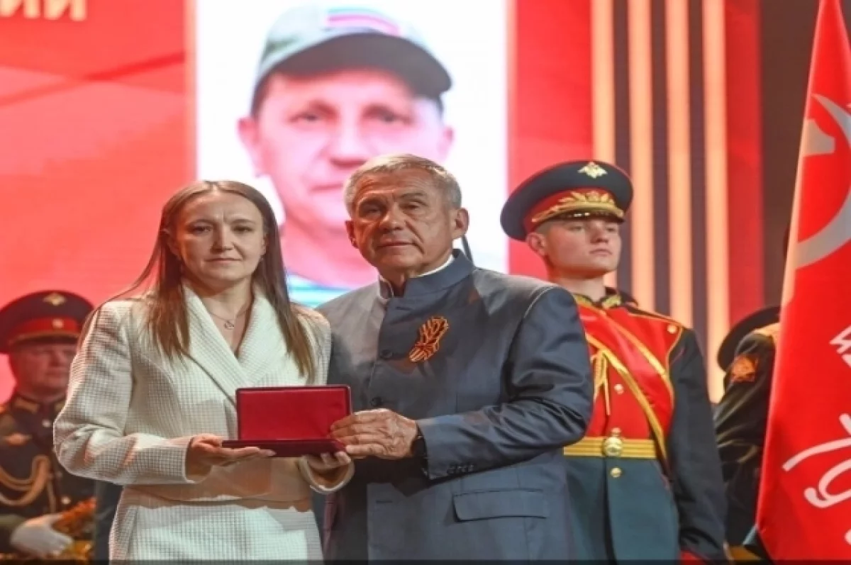 
        Минниханов передал Золотую Звезду супруге Героя России, участника СВО    