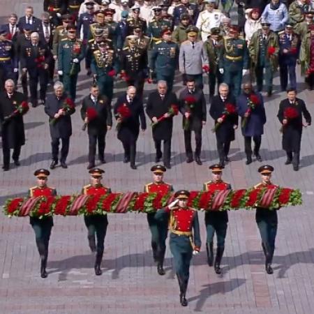 Путин и лидеры других стран возложили цветы к Могиле Неизвестного Солдата Путин и лидеры других стран возложили цветы к Могиле Неизвестного Солдата