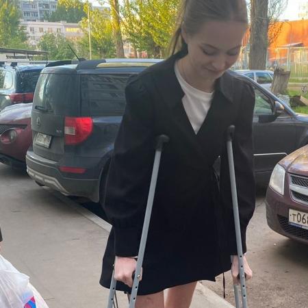 Прикованная к постели юная челнинка, потерявшая родителей, встала на костыли