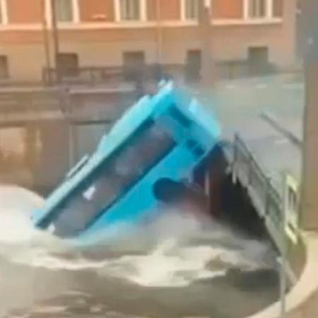 Момент смертельного падения автобуса с пассажирами в реку в Петербурге попал на ВИДЕО