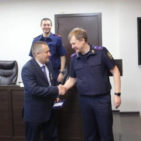 Казанца, который руками поймал девочку, выброшенную с 5 этажа, наградили медалью