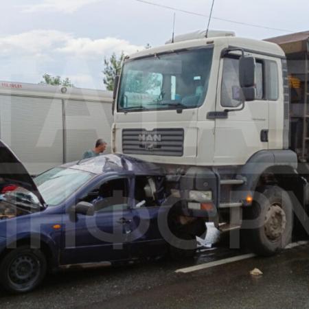 В Казани грузовик раздавил легковой автомобиль, пострадали два человека