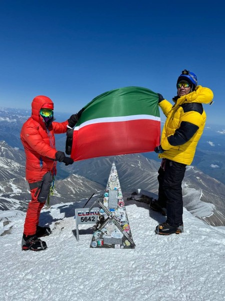 Челнинцы подняли на Эльбрус чак-чак, флаг Татарстана и 3 килограмма земли