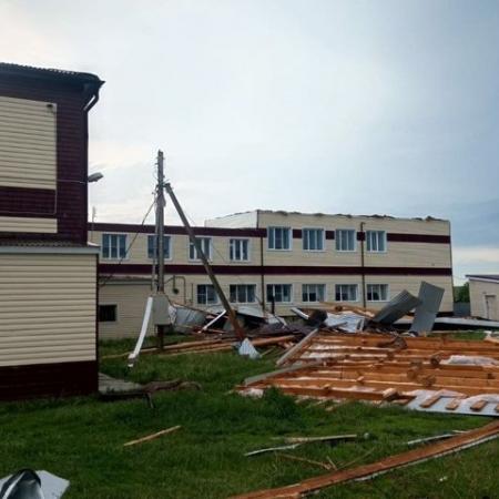В Кайбицком районе Татарстана в результате порывистого ветра сорвало кровлю со школы