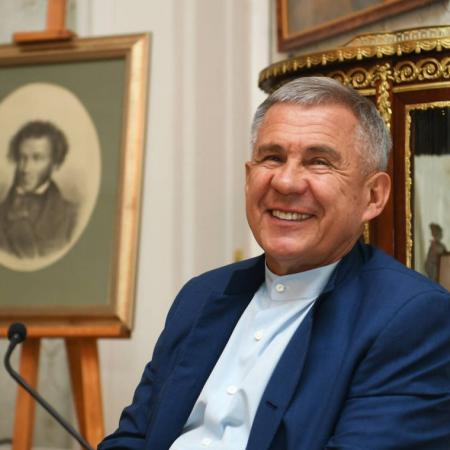 Минниханов поздравил татарстанцев с Днем русского языка