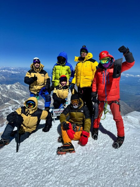 Челнинцы подняли на Эльбрус чак-чак, флаг Татарстана и 3 килограмма земли