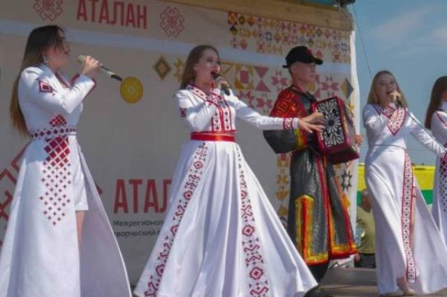 
        Нет некрасивых женщин. Модельер - о благопристойной моде и этнодизайне    