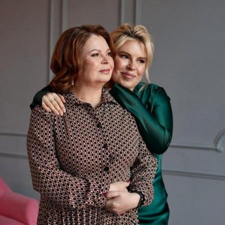 «Отец требовал до 90-летия ежемесячно платить ему по 100 тысяч рублей» «Отец требовал до 90-летия ежемесячно платить ему по 100 тысяч рублей»