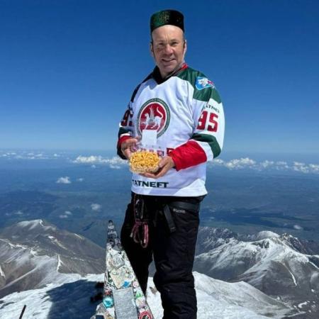 Челнинцы подняли на Эльбрус чак-чак, флаг Татарстана и 3 килограмма земли