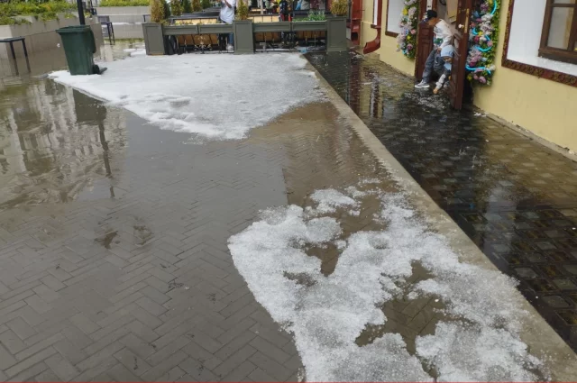 Из-за ливня в Казани на время изменили маршруты троллейбусов и трамваев
Из-за ливня в Казани на время изменили маршруты троллейбусов и трамваев