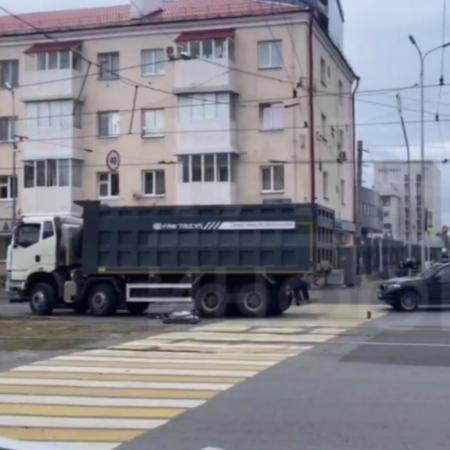 В Казани самосвал насмерть сбил курьера на электросамокате