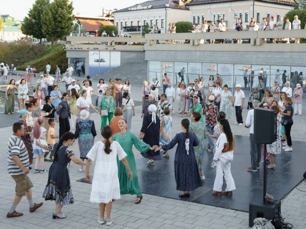 Посиделки с баянистом и «татарский джем»: на набережной Кабана пройдет очередное занятие проекта «Хәрәкәттә – бәрәкәт» Посиделки с баянистом и «татарский джем»: на набережной Кабана пройдет очередное занятие проекта «Хәрәкәттә – бәрәкәт»