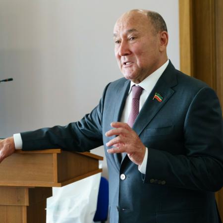 Марат Ахметов наградил победителей олимпиады по татарскому языку