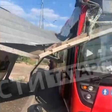 В Казани автобус въехал в остановку на Горьковском шоссе В Казани автобус въехал в остановку на Горьковском шоссе