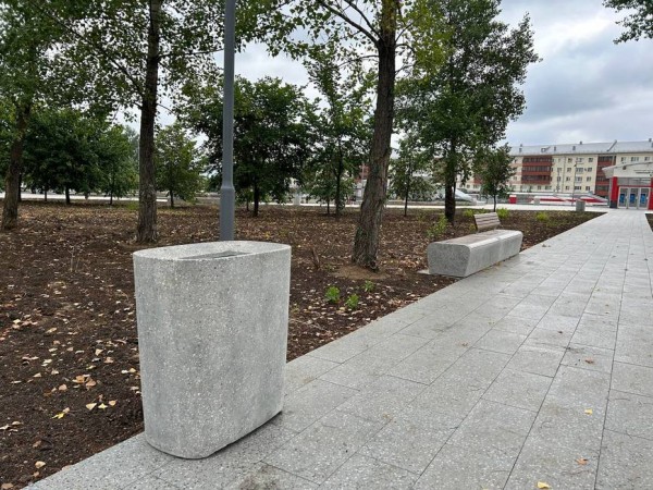 В сквере вблизи железнодорожного вокзала &laquo;Казань-2&raquo; установили 45 малых архитектурных форм