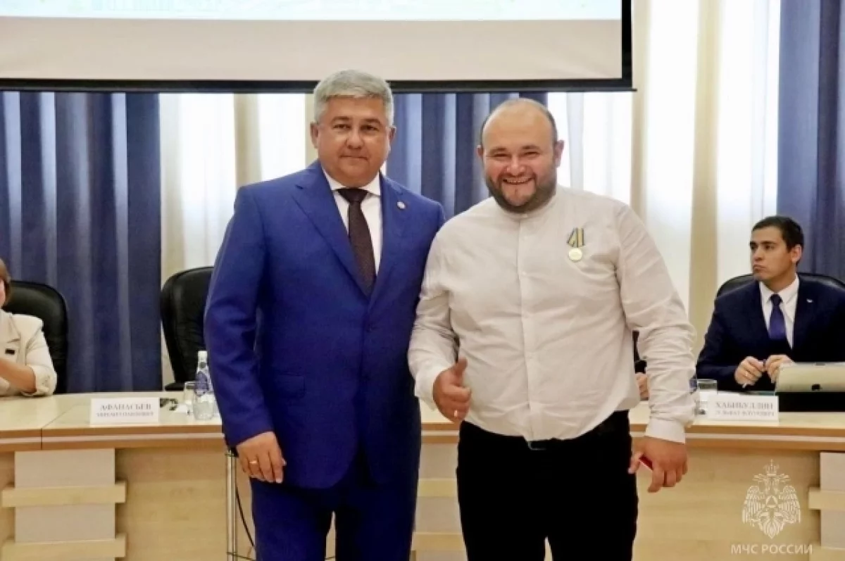 В Зеленодольске наградили Павла Матвеева, спасшего 11 человек на Свияжске
В Зеленодольске наградили Павла Матвеева, спасшего 11 человек на Свияжске