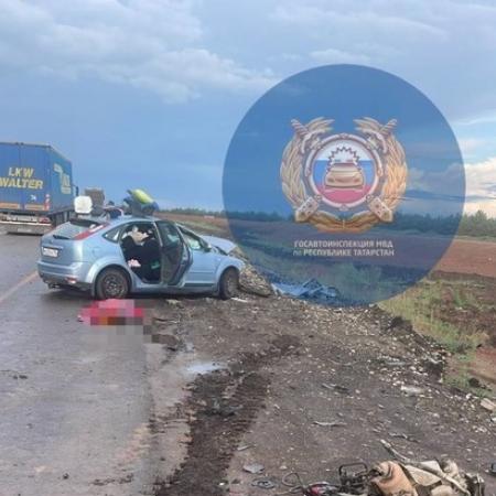 В Татарстане водитель Ford выскочил на встречку и столкнулся с грузовиком &ndash; два человека погибли (ВИДЕО)