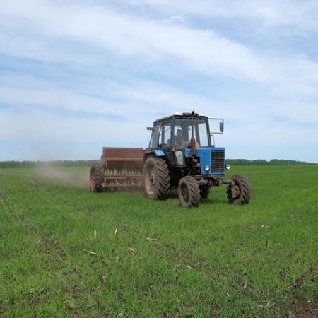 Пятилетний малыш сбил на тракторе старшего брата