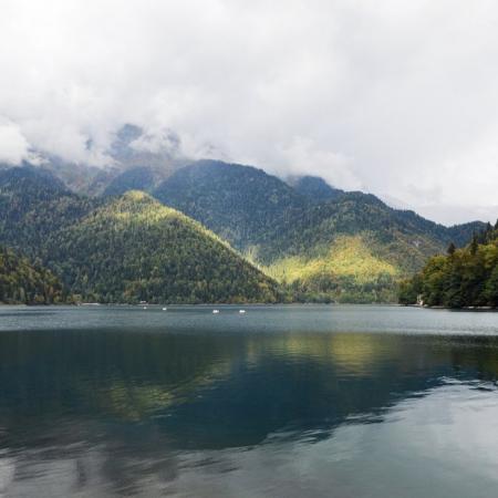 Сорвался с высоты около 40 метров и упал в воду: школьник из России погиб во время отдыха в Абхазии