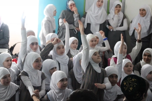 
        Коран, хиджаб и тюбетей. Как и чему учат детей в исламских школах России    