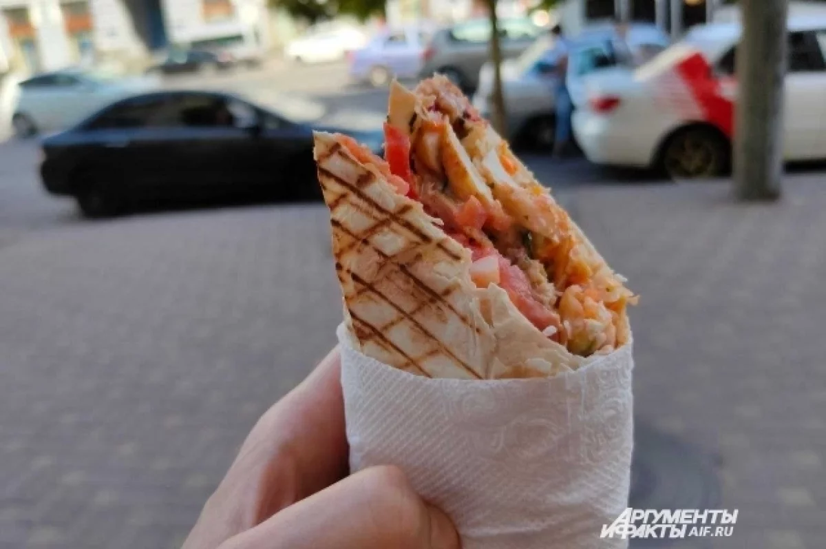 
        В Татарстане школьница умерла после того, как поела шаурмы из ларька    