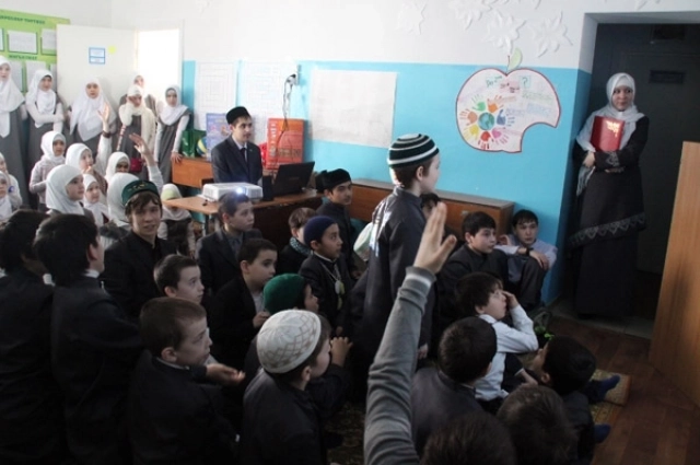 
        Коран, хиджаб и тюбетей. Как и чему учат детей в исламских школах России    