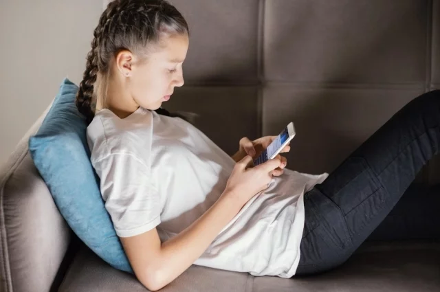 
        Штрафы и пени за одиночество. В России хотят обязать рожать детей    