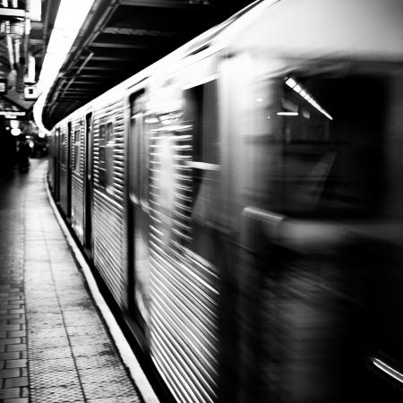 В Казани девушка упала под поезд метро и погибла В Казани девушка упала под поезд метро и погибла