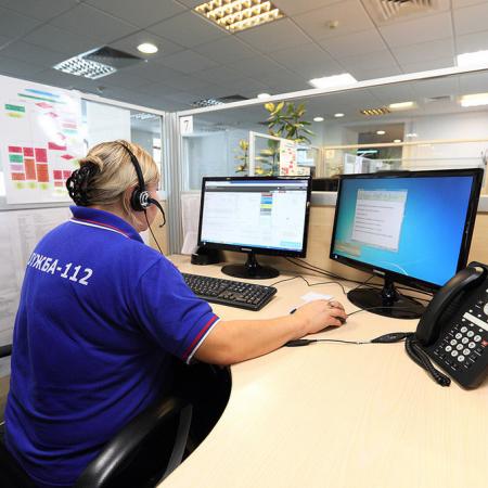 В Татарстане пенсионерка весь день провисела вниз головой, провалившись на лестнице